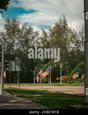 Malaysische Flaggen, die als Jalur Gemilang bekannt sind, winken auf der Straße wegen der Feier zum Unabhängigkeitstag oder dem Merdeka-Tag. Stockfoto