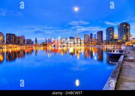 Immer noch reflektiert das moderne Stadtbild der Docklands in der Stadt Melbourne am Susnet mit hellen Lichtern. Stockfoto