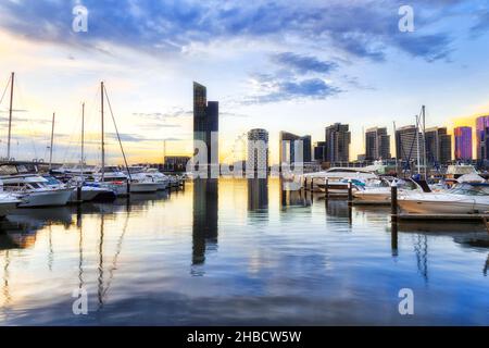 Jachthafen mit modernen Yachten und Motorbooten auf dem yarra River in Docklands Vorort von Melbourne City bei Sonnenuntergang. Stockfoto