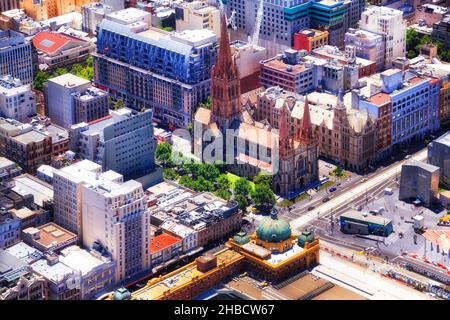 Die Innenstadt von Melbourne um den Bahnhof Flinders und die St. Paul's Cathedral in Luftaufnahme. Stockfoto