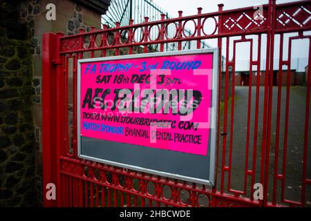 Birmingham, England, 18th Decemb Gesamtansicht eines Posters vor dem Stourbridge war Memorial Athletic Ground vor dem Buildbase FA Tropy Match zwischen Stourbridge und Telford United Gareth Evans/SPP Credit: SPP Sport Press Photo. /Alamy Live News Stockfoto