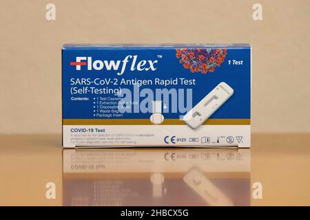 Madrid, Madrid, Spanien. 15th Dez 2021. Dieses Foto zeigt einen (flowflex) COVID-19 Antigen Rapid Selbsttest. Test, um das COVID-19 selbst von zu Hause aus zu erkennen, dient diese Maßnahme dazu, positive zu erkennen und Ansteckung zu verhindern. (Bild: © Alvaro Laguna/Pacific Press über ZUMA Press Wire) Stockfoto