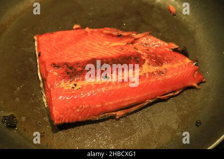 Gegrillter Sockeye Lachs Steak fertig zum Essen Stockfoto