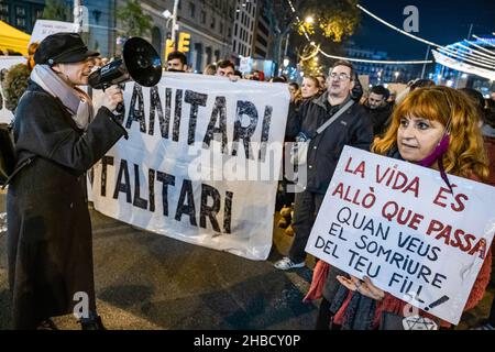 Barcelona, Spanien. 18th Dez 2021. Demonstranten halten während der Demonstration Plakate. Hunderte von Demonstranten haben im Zentrum von Barcelona gegen den Impfstoff und den Covid-Pass demonstriert. (Foto von Paco Freire/SOPA Images/Sipa USA) Quelle: SIPA USA/Alamy Live News Stockfoto