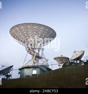 Satellitenschüsseln wieder einen blauen Himmel Hintergrund. Stockfoto