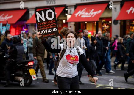 Während der Demonstration wird ein Protestler gerufen und mit einem No-Schild an COVID ID ID-ID gehalten. Nach der Einführung des Impfpasses Covid 19 als Teil der Maßnahmen zur Begrenzung der Ausbreitung der Omicron Covid 19-Variante in Großbritannien in der vergangenen Woche, Menschen gehen auf die Straße, um gegen die obligatorische Impfung gegen covid 19 und die Verwendung des Impfpasses für covid 19 als Teil der Einschränkungen für covid 19 zu protestieren. Sie forderten die „Freiheit“, sich für eine Impfung zu entscheiden oder nicht und nicht durch den Impfpass Covid 19 eingeschränkt zu werden. (Foto von Hesther Ng/SOPA Images/Sipa USA) Stockfoto