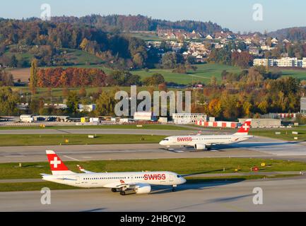 Swiss Air Lines zwei Flugzeuge vom Typ Airbus A220 am Flughafen Zürich. Neues modernes Bombardier CS300 Flugzeug von Swiss Airlines am Flughafen Kloten, Schweiz. Stockfoto