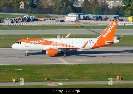 Flugzeuge des Typs easyJet Airbus A320. Flugzeug der Easyjet, einer preiswerten europäischen Fluggesellschaft. Fluggesellschaft easyJet Europe. Stockfoto