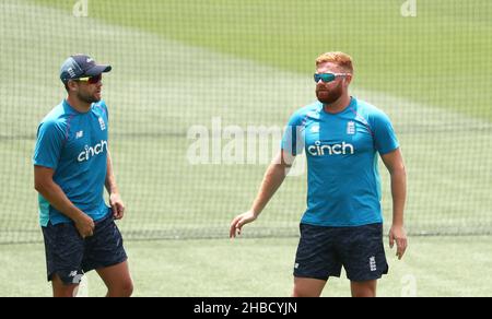 Der Engländer Jonathan Bairstow ( rechts ) spricht mit Dawid Malan vor dem Spielbeginn am vierten Tag des zweiten Ashes-Tests im Adelaide Oval in Adelaide. Bilddatum: Sonntag, 19. Dezember 2021. Stockfoto
