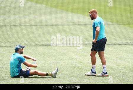 Der Engländer Jonathan Bairstow ( rechts ) spricht mit Dawid Malan vor dem Spielbeginn am vierten Tag des zweiten Ashes-Tests im Adelaide Oval in Adelaide. Bilddatum: Sonntag, 19. Dezember 2021. Stockfoto