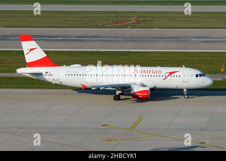 Austrian Airlines Airbus A320 rollt zum Flughafen Wien, Österreich. Flugzeug A320 von Austrian Airlines. Stockfoto