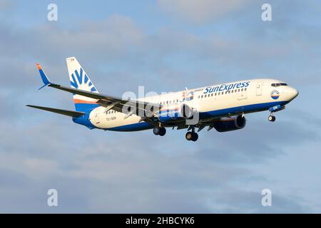 Sun Express Boeing 737 unter dem Flughund Antalya. Flugzeug von SunExpress mit gesprenkelten Winglets Landung. Stockfoto