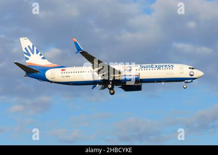 Sun Express Boeing 737 unter dem Flughund Antalya. Flugzeug von SunExpress mit gesprenkelten Winglets, die landen. Ankunft des Flugzeugs. Stockfoto