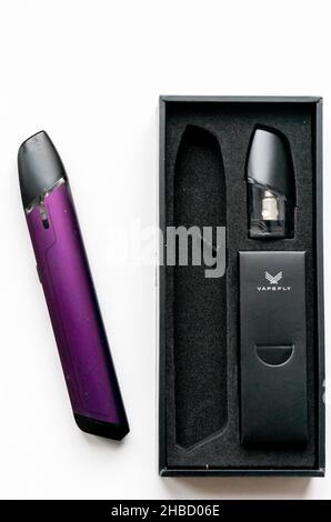 Vapefly Kit Salz Nikotin Vaping Stick. Vapefly E-Pen zum Rauchen Nic Salt E-Liquid. Stockfoto