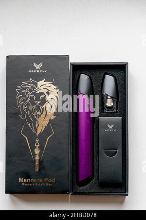 Vapefly Kit Salz Nikotin Vaping Stick. Vapefly E-Pen zum Rauchen Nic Salt E-Liquid. Stockfoto