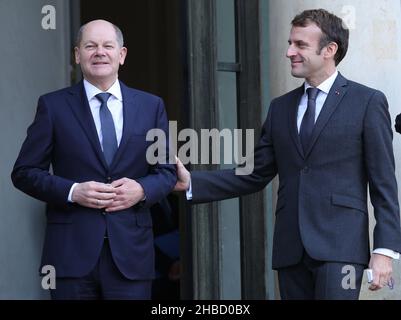 Paris, Frankreich. 18th Dez 2021. Der französische Präsident Emmanuel Macron (R) begrüßt den deutschen Bundeskanzler Olaf Scholz, der am Freitag, dem 10. Dezember 2021, im Elysée-Palast in Paris eintrifft. Der Besuch in Paris erfolgt nur wenige Tage, nachdem Scholz offiziell die Rolle seiner Vorgängerin Angela Merkel übernommen hat. Es wird erwartet, dass die beiden Staats- und Regierungschefs die deutsch-französischen Beziehungen sowie die bevorstehende EU-Präsidentschaft Frankreichs erörtern werden. Foto von David Silpa/UPI Credit: UPI/Alamy Live News Stockfoto