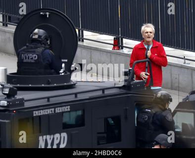 New York, Usa. 18th Dez 2021. Beamte des New Yorker Polizeidezernats sichern die Außenseite des UN-Gebäudekomplexes während einer Pattsituation mit einem Schützen (roter Mantel) am Donnerstag, dem 2. Dezember 2021 in New York. Der Schütze ergab sich. Foto von John Angelillo/UPI Credit: UPI/Alamy Live News Stockfoto