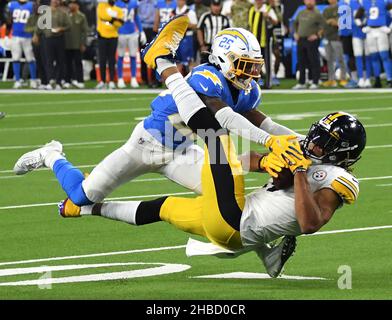 Inglewood, Usa. 18th Dez 2021. Der Steelers-Empfänger Chase Claypool (R) geht am Sonntag, dem 21. November 2021, im SoFi Stadium in Inglewood, Kalifornien, gegen den Eckpfeiler von Chargers, Asante Samuel Jr (L), einen Pass im ersten Quartal durch. Die Ladegeräte führen die Steelers zur Halbzeit 17-10. Foto von Jon SooHoo/UPI Credit: UPI/Alamy Live News Stockfoto