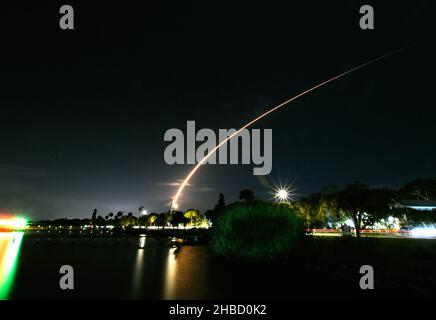 Cape Canaveral Space Force Station, Brevard County, Florida, USA. 18. Dezember 2021. Elon Musks SpaceX startete eine Falcon 9-Rakete vom Launch Complex 40 (SLC-40) mit dem Turksat 5B-Satelliten an Bord. Der Satellit wird nach dem Start in einer geostationären Transferorbit platziert. Die erste Stufe von Falcon 9 und die Verkleidungshälften werden geborgen und bei zukünftigen Missionen wiederverwendet. Foto: Julian Leek/Alamy Live News Stockfoto