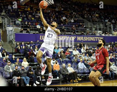 Seattle, WA, USA. 18th Dez 2021. Washington G Terrell Brown Jr fährt während des NCAA-Basketballspiels zwischen den Redhawks der Seattle University und Washington Huskies im HEC Edmundson Pavilion in Seattle, WA, zu einem Zwischenstopp. Seattle University Lead Washington 35-28 at Halftime Steve Faber/CSM/Alamy Live News Stockfoto