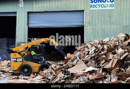 Orlando, Usa. 18th Dez 2021. Ein Arbeiter transportiert Altkarton in eine Recyclinganlage.die Recyclingraten für Karton waren aufgrund der Veränderungen der Handelsströme volatil, wobei die Nettoexporte von Karton nach China von den Einfuhrbeschränkungen des Landes betroffen waren. Kredit: SOPA Images Limited/Alamy Live Nachrichten Stockfoto