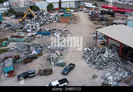 Orlando, Usa. 18th Dez 2021. (ANMERKUNG DER REDAKTION: Bild aufgenommen mit Drohne)Eine Metall-Recycling-Anlage in Orlando, Florida, ist in dieser Luftaufnahme von einer Drohne aus zu sehen. Der Markt für Metallrecycling wird aufgrund der steigenden Nachfrage nach Stahl, der Urbanisierung und der Industrialisierung in Entwicklungsländern voraussichtlich bis 2025 um 7,8 Prozent jährlich wachsen. Kredit: SOPA Images Limited/Alamy Live Nachrichten Stockfoto