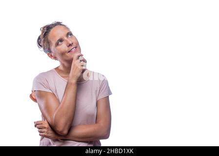 Eine verträumte Erwachsene Frau, die auf einem weißen Hintergrund aufschaut Stockfoto