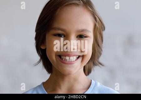 Nahaufnahme Kopfaufnahme Porträt glücklicher Teenager mit perfektem Lächeln. Stockfoto