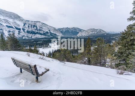 Parkbänke mit ausgezeichneter Aussicht auf die Berge in der Ferne Stockfoto