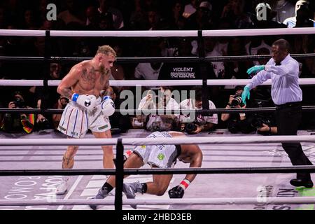 Tampa, Florida, USA. 18th Dez 2021. Der internationale Superstar Jake „The Problem Child“ Paul wird sich in einem REMACHTY des von Paul gewonnenen August-Kampfes dem ehemaligen MMA-Weltmeister Tyron „The Chosen One“ Woodley stellen. Jake Paul im Kampf gegen Tyron Woodley in der Amalie Boxing Arena. Kredit: Yaroslav Sabitov/YES Market Media/Alamy Live Nachrichten Stockfoto