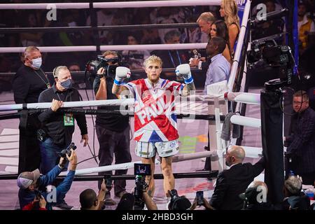 Tampa, Florida, USA. 18th Dez 2021. Der internationale Superstar Jake „The Problem Child“ Paul wird sich in einem REMACHTY des von Paul gewonnenen August-Kampfes dem ehemaligen MMA-Weltmeister Tyron „The Chosen One“ Woodley stellen. Jake Paul im Kampf gegen Tyron Woodley in der Amalie Boxing Arena. Kredit: Yaroslav Sabitov/YES Market Media/Alamy Live Nachrichten Stockfoto