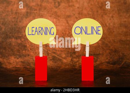 Unterschreiben Sie, um Learning Online anzuzeigen. Business Showcase Lernen Sie etwas Neues mit Hilfe von Internet und Technologie Brainstorming die neue Idee von Stockfoto