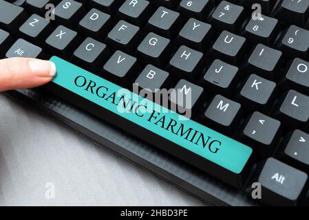 Inspiration zeigt Zeichen Bio-Landwirtschaft. Wort für ein integriertes Farmsystem, das nach Nachhaltigkeit strebt Typing New Email titles concept Stockfoto