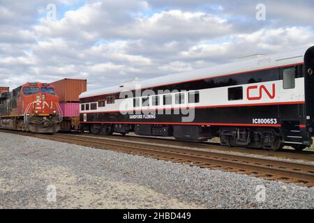 Hoffman Estates, Illinois, USA. Die Geschäftswagen der Canadian National Railway wurden in einem intermodalen Güterzug hinter den führenden Lokomotiven eingesetzt. Stockfoto