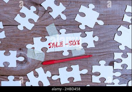 Hand schreiben Zeichen Verkauf 50 Prozent. Business-Showcase Ein Promo-Preis für einen Artikel zu 50 Prozent Abschlag Building an Unfinished White Jigsaw Muster Stockfoto