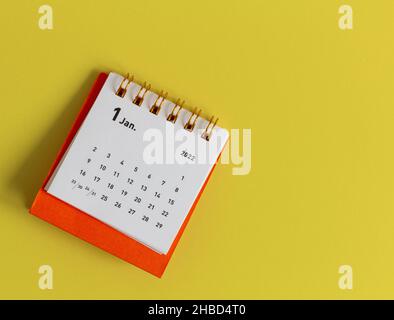 Desktop-Kalender für Januar 2022 auf gelbem Hintergrund Stockfoto