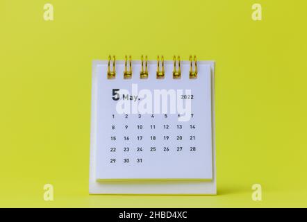 Desktop-Kalender für Mai 2022 auf gelbem Hintergrund Stockfoto