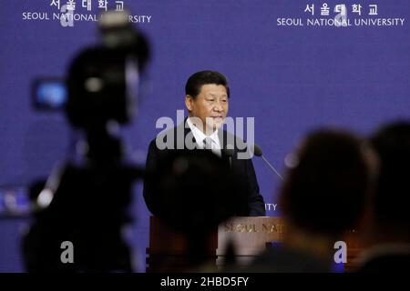 3. Dezember 2021-Seoul, Südkorea-Xi Jinping, Generalsekretär der Kommunistischen Partei Chinas, spricht während eines Sondervortrags an der Seoul National University in Seoul, Südkorea, auf diesen Bildern ist der 4. Juli 2014 entstanden. Stockfoto
