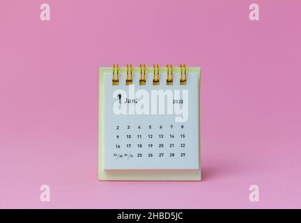 Desktop-Kalender für Januar 2022 auf einem rosa Hintergrund Stockfoto