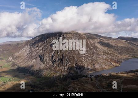 Luftaufnahme der fliegenden Drohne Episches Landschaftsbild im Frühherbstherbst entlang des Ogwen-Vslley im Snowdonia-Nationalpark mit dramatischem Himmel und Berg Stockfoto