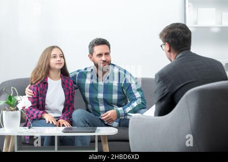 Vater und Kind Tochter mit Mädchen diskutieren Probleme in der Familie mit der Familie Psychologe. Diskussion von familiären Problemen mit Psychologen. Eltern Stockfoto