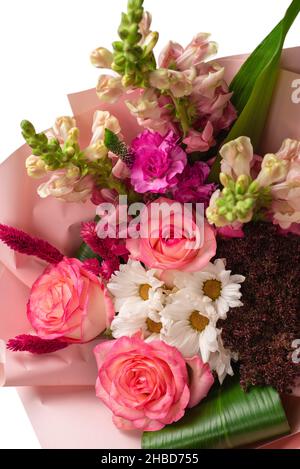 Bouquet von weichen rosa Blüten in rosa Geschenkpapier. Isoliert auf weißem Hintergrund. Stockfoto