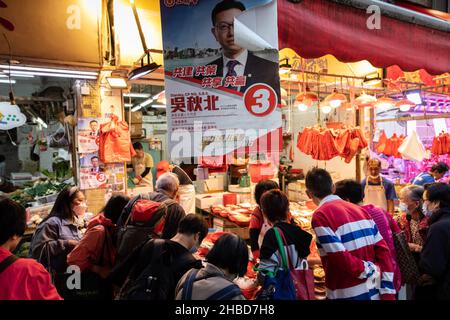 Hongkong, China. 12th Dez 2021. Wahlplakat eines pro-chinesischen Kandidaten (Stanely Ng Chau-pei), das auf dem nassen Markt zu sehen war.wenige Tage vor den Parlamentswahlen 2021 wurden zahlreiche Propaganda- und Plakate der Regierung Hong Long und der Kandidaten in der einst halbautonomen Stadt ausgestellt. (Foto von Alex Chan Tsz Yuk/SOPA Images/Sipa USA) Quelle: SIPA USA/Alamy Live News Stockfoto