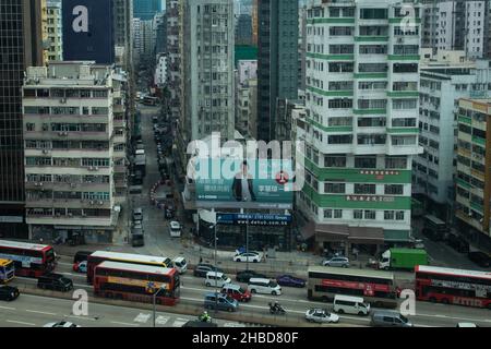 Hongkong, China. 15th Dez 2021. Wahlplakat eines pro-chinesischen Kandidaten (Starry Lee Wai-King), das wenige Tage vor den Parlamentswahlen 2021 in Hung Hom gezeigt wurde, zahlreiche Propaganda- und Plakate der Regierung Hong Long und der Kandidaten in der einst halbautonomen Stadt. (Bild: © Alex Chan Tsz Yuk/SOPA Images via ZUMA Press Wire) Stockfoto