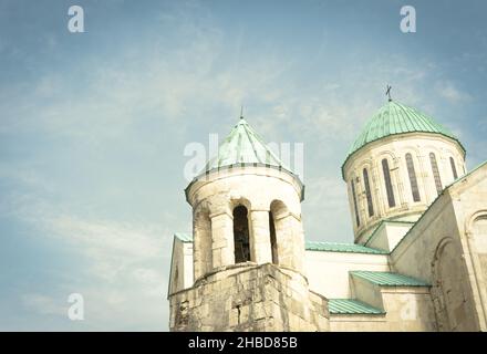 Glockenturm mit Glocke und Außenarchitektur o Kutaisi Bagrati Kathedrale. Georgien. Sakartvelo.2020 Stockfoto