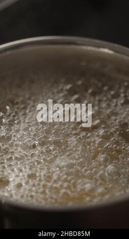 Vertikale Schuss Pasta Kochen in Kochtopf auf Induktionsherd, vertikale Foto Stockfoto