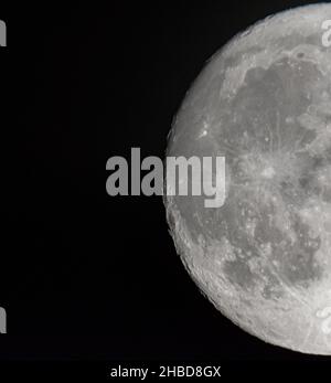 Cropped Vollmond auf dem schwarzen Hintergrund durch Teleskop mit leerem Raum auf der linken Seite gesehen 12.09.2019. Stockfoto