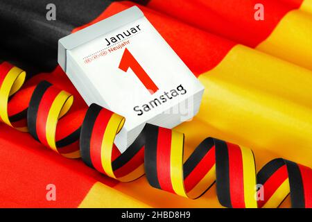 Kalender 2022 Samstag 1. Januar Neujahr und deutsche Flagge mit Dekoration Stockfoto