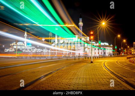 Blick auf die Selimiye Masjid Moschee und das Mevlana Museum im Stadtzentrum von Konya bei Nacht ohne Touristen. Stockfoto