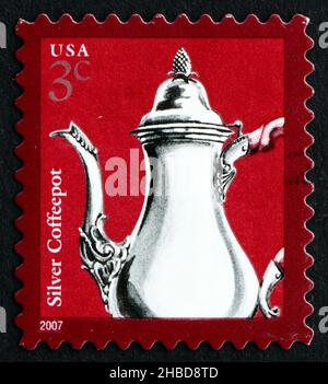 VEREINIGTE STAATEN von AMERIKA - UM 2007: Eine in den USA gedruckte Marke zeigt Silver Coffeepot, American Design, um 2007 Stockfoto